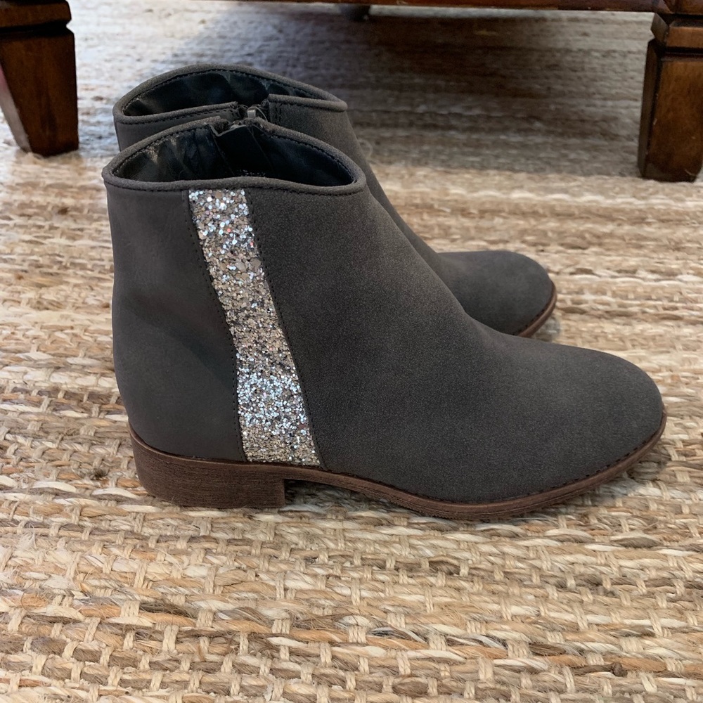 Brand new boots sz 4 from Kidpik